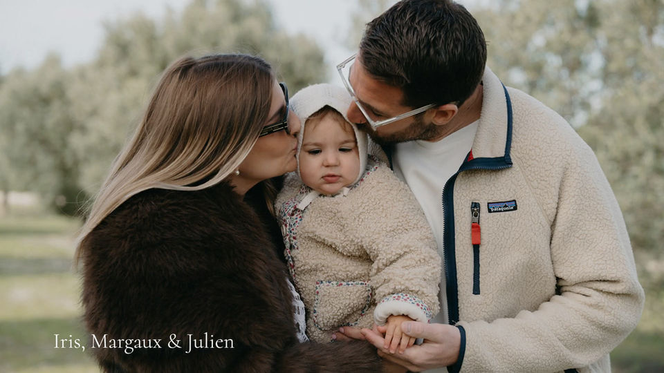 Séance famille dans un champs d'oliviers
